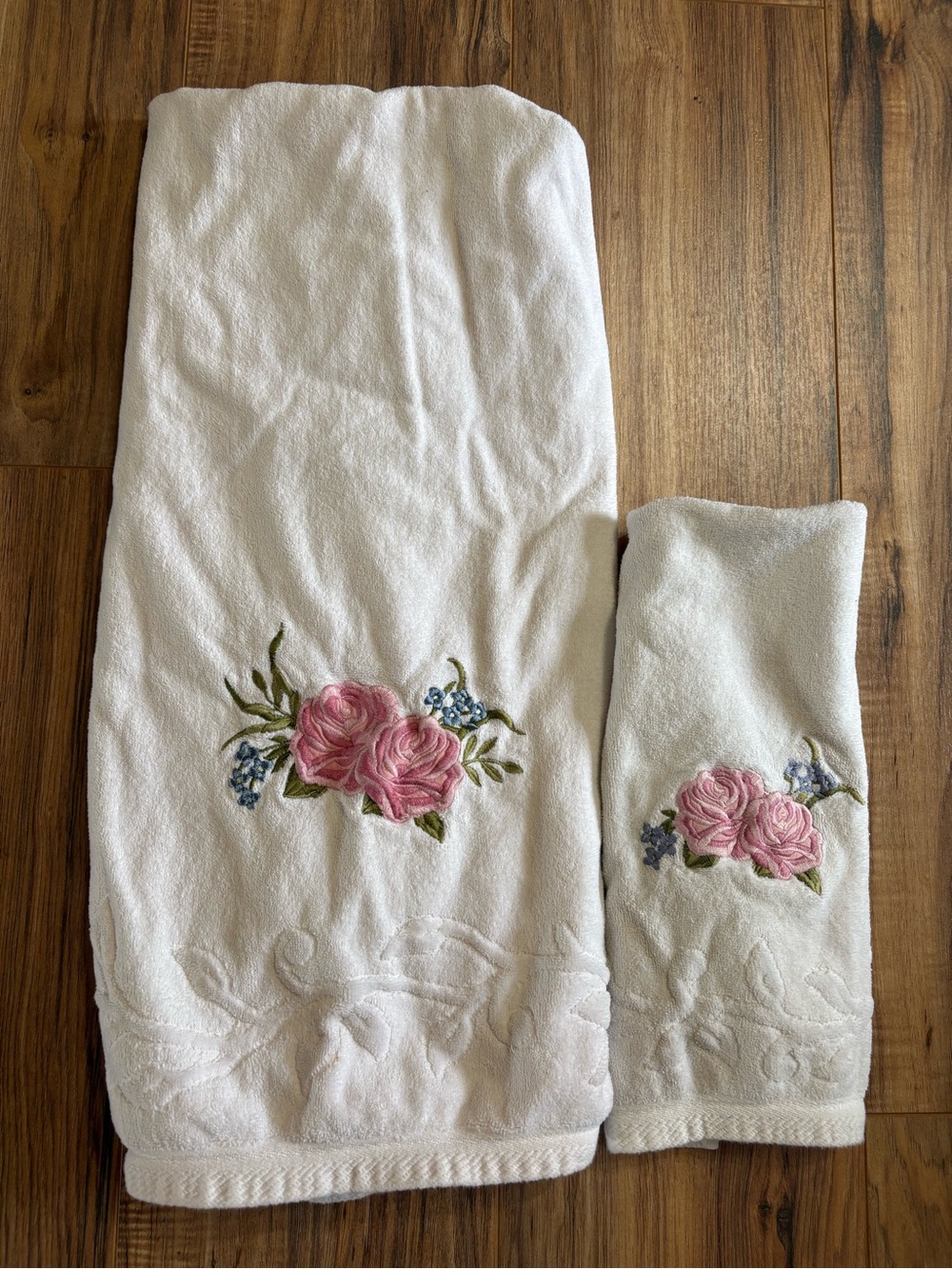 Vtg Embroidered Rose Floral Bath Hand Towel Set White Pink Shabby Cottagecore